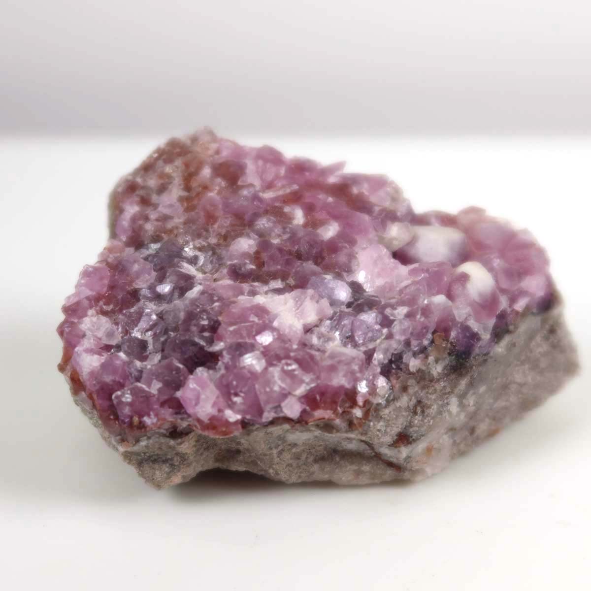Natural Kobalt Calcit raw stone in hand displaying vibrant pink crystals, ideal for collectors. Unique Moroccan mineral specimen.