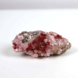 Kobalt Calcit raw stone natural pink mineral from Morocco, unique collector's piece showcasing vibrant crystal structure, size 5x2x3 cm.