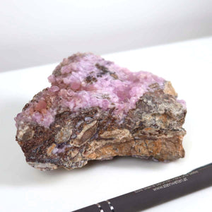 Kobalt Calcit natural raw stone in unique pink, displaying vivid crystals, perfect for collectors. Size: 10x7x4 cm.