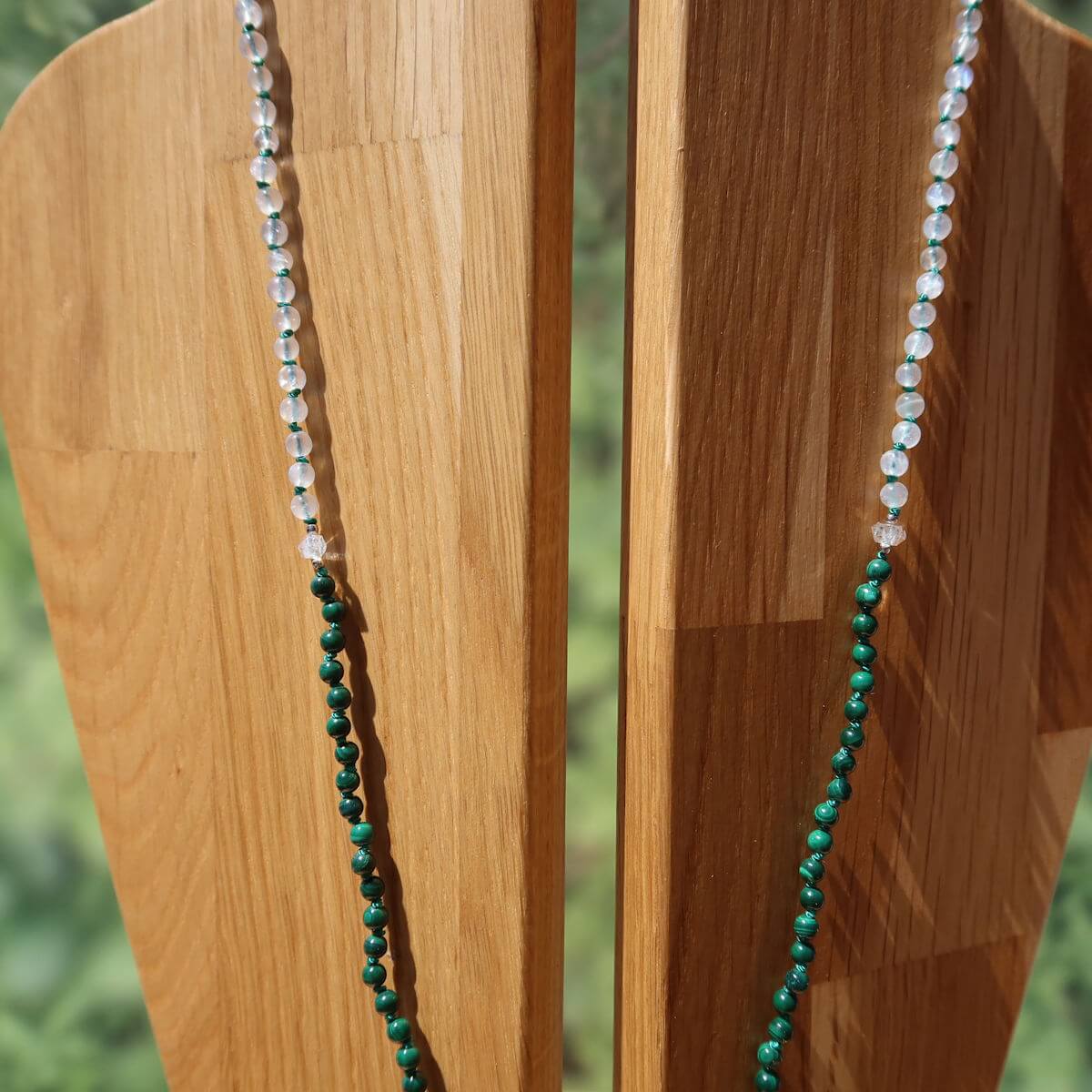 Malachit, Labradorit weiß und Herkimer Quarz Kette auf einem Holzständer, modern und vielseitig tragbar