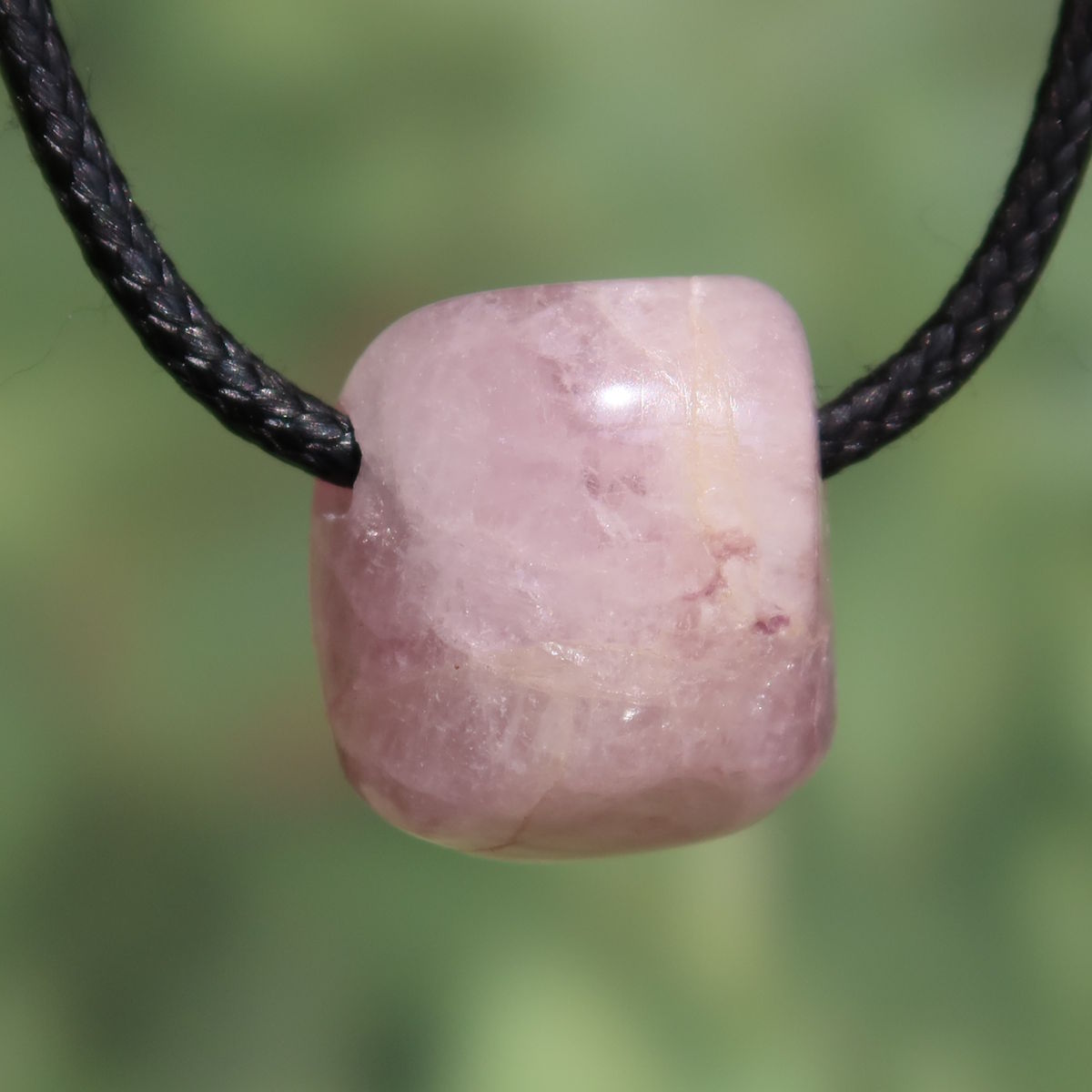 Morganit gebohrt in elegantem Rosa, Schmuckstück beeindruckt durch feine Nuancen und hochwertige Ausstrahlung.
