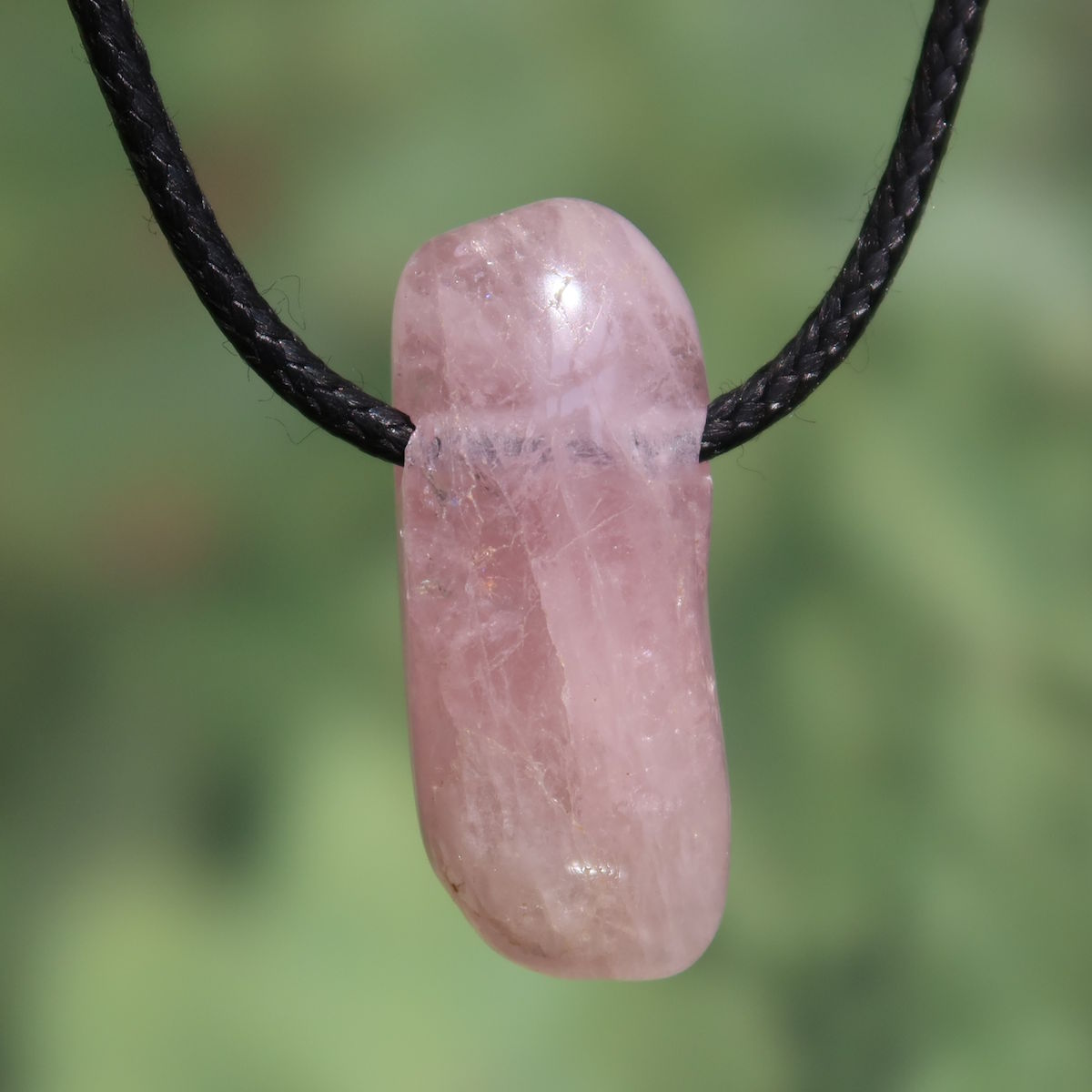 Morganit gebohrt - intensiv Rosa - Liebe und Harmonie - Nr. 8 an einer schwarzen Schnur, eleganter rosa Schmuckstein.