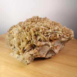Natürliche Aragonit / Calcit Stufe XL – Sefrou/Tazouta, Marokko - 11,3kg - 24x22x14cm - Nr. 3 auf Holzunterlage