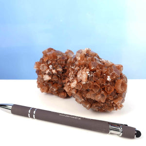 Natürliche rohe Aragonit Kristall Stufe aus Marokko, 9x7 cm, ideales Sammlerstück, neben einem Stift zur Größendarstellung.