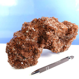 Natürliche rohe Aragonit Kristall Stufe aus Marokko, 23x12x10 cm, mit charakteristischen strahlenförmigen Mustern, neben einem Stift.