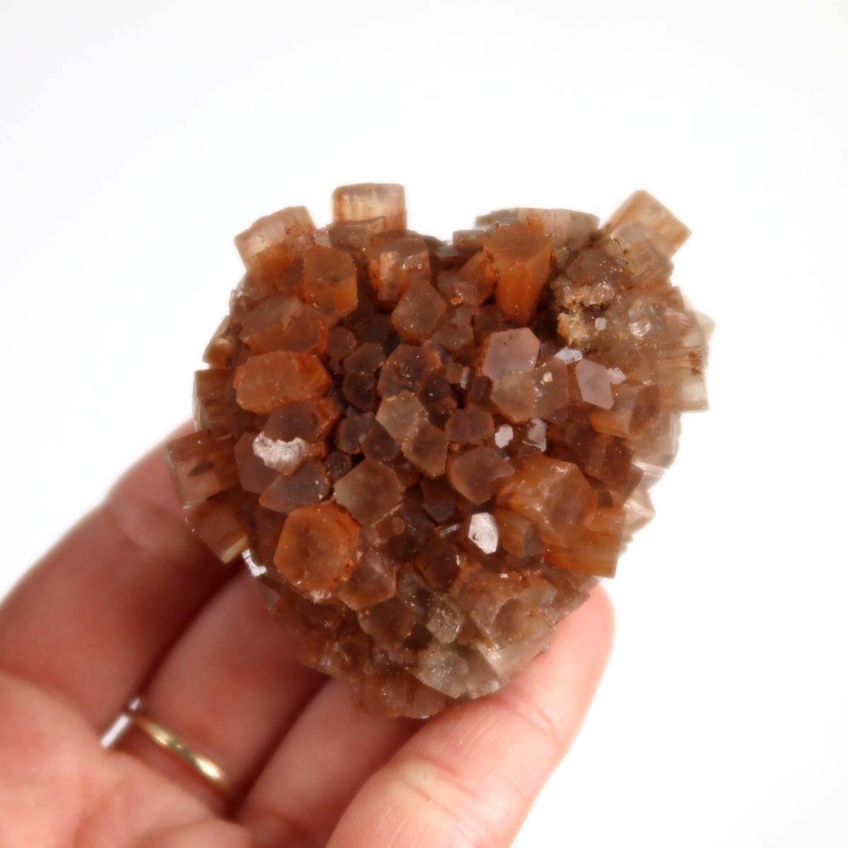 Natürliche rohe Aragonit Kristall Stufe 5x5 cm, sternförmig, handgehalten, ideal für Sammler und Liebhaber natürlicher Mineralien.