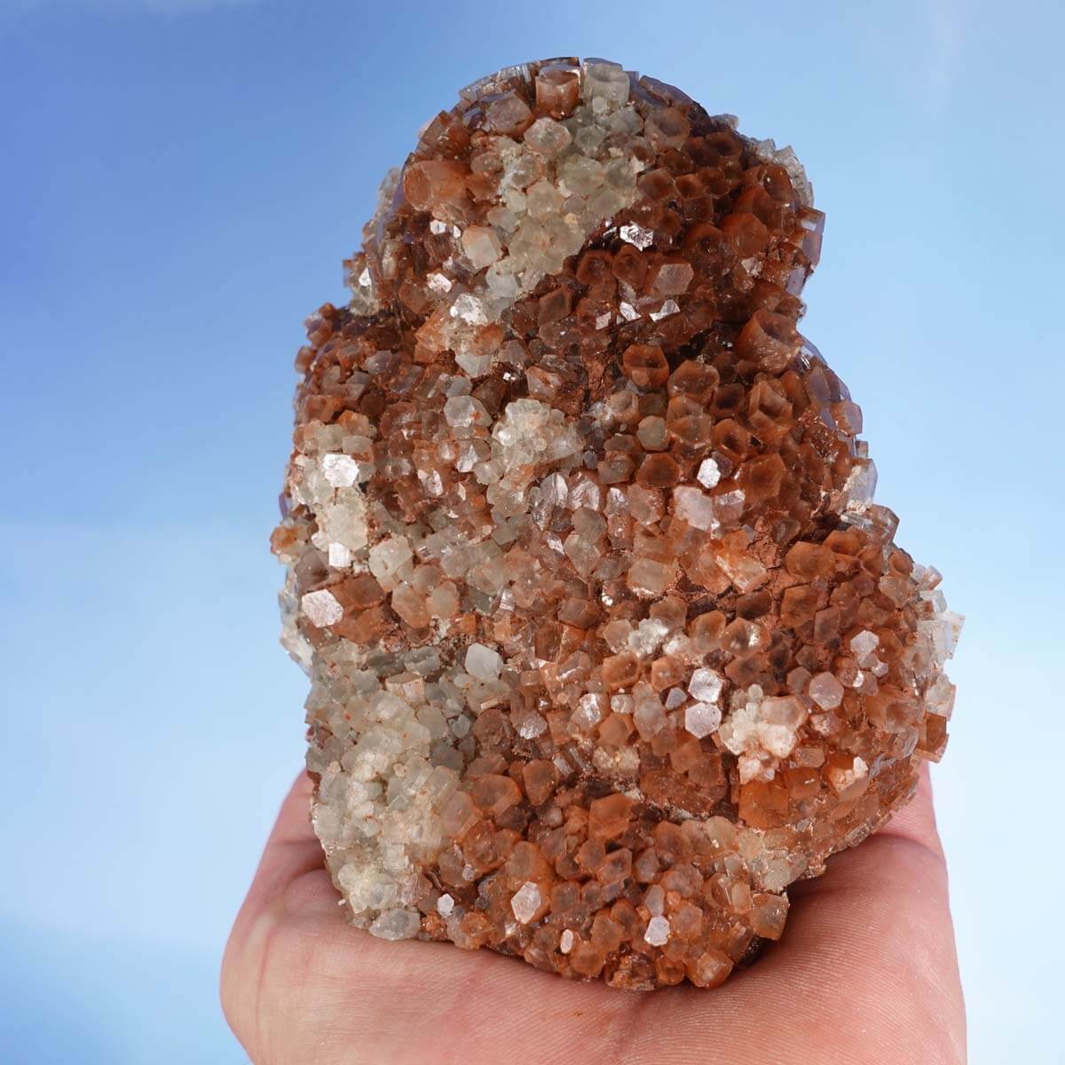 Natürliche rohe Aragonit Kristall Stufe aus Marokko, 12x9 cm, ideal für Sammler und Mineralienliebhaber, neben einem Stift zur Größenreferenz.