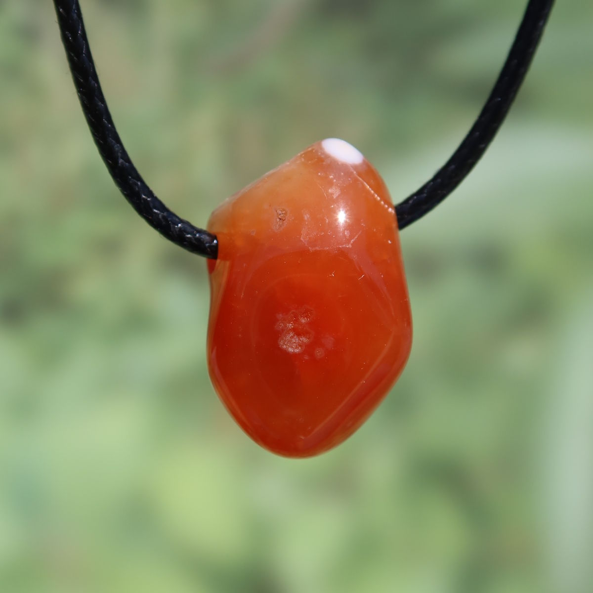 Natürlicher Karneol Anhänger, gebohrt, 25mm, auf schwarzer Kordel, leuchtendes Orange mit natürlichen Maserungen, UNIKAT Nr. 7
