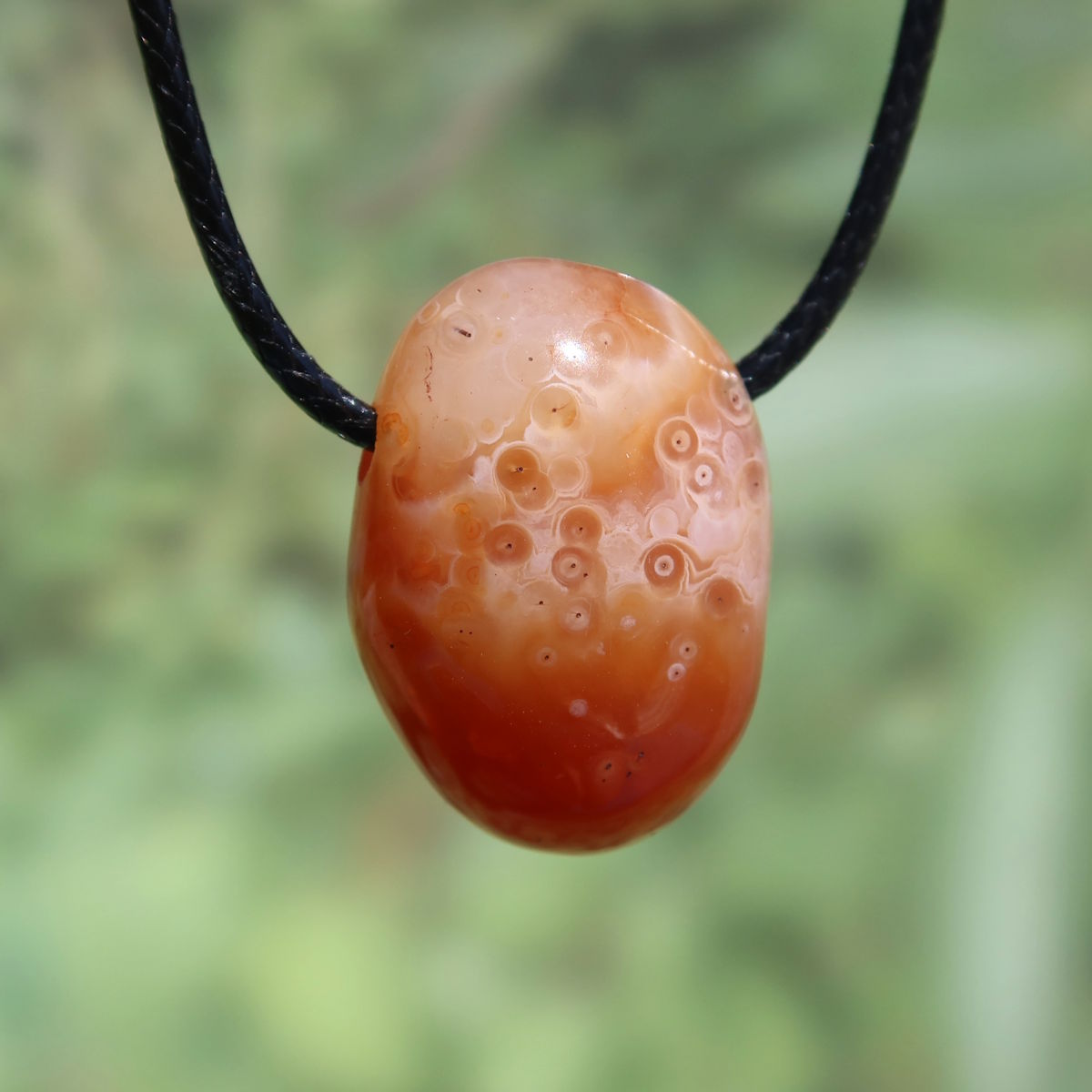Karneol Anhänger 30mm mit lebendiger Farbpalette aus Orange und Rot, UNIKAT Nr. 6, für Lebensfreude und Selbstbewusstsein