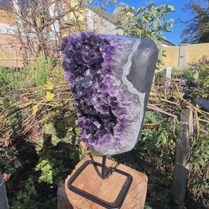 Uruguay Amethyst Drusen sehr intensive, dunkle Farbe! (AA-Qualität) Nr. 62 on display outdoors.