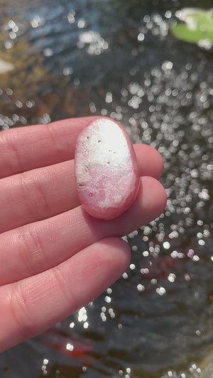 Geschliffener Stein aus Rhodochrosit von Steinwelten 