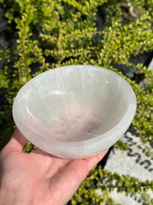 Selenit Lade Schale 13-14cm - Dekorative Ladeschale für Reinigung & Neuladen von Kristallen in Hand gehalten