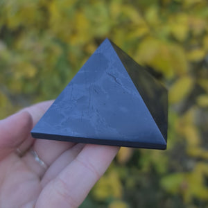 Geschliffene Schungit Pyramide