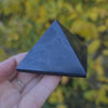 Geschliffene Schungit Pyramide
