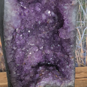 Amethystdruse, Amethyst Geode – Frieden und Harmonie, UNIKAT Nr. 355, at home enhancing space with natural crystal beauty.