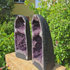 Amethystdrusen Paar 1A - 50kg - Höhe 56cm - Harmonie und Entspannung - UNIKAT 116 in einem sonnigen Garten
