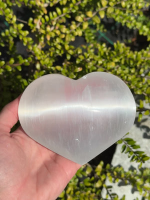 Selenit Herz - Handschmeichler - 8cm - Schutzstein für Stabilität und Nervenstärkung in der Hand gehalten.