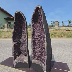 Amethystdrusen Paar 1A - Harmonie, Transformation und Entspannung - UNIKAT 414 von Steinwelten, outdoor display