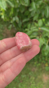 Trommelstein aus rhodochrosit 