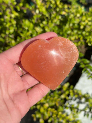 Selenit Herz Orange - Handschmeichler - 6cm - Schutzstein für Stabilität und Nervenstärkung auf einer Hand.