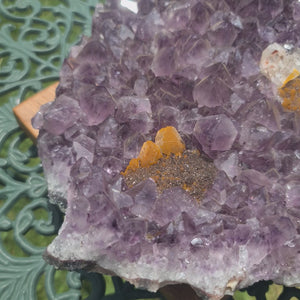 Amethyst Stück mit Calcit Spitzen