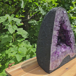 Amethyst Druse – Geode – Harmonie a Relaxatioun - 26x22x15cm - Nr. 282