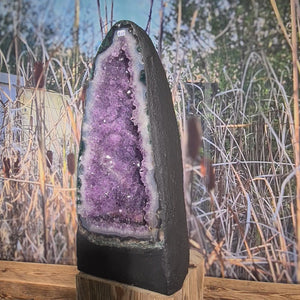 Amethystdruse, Amethyst Geode – Frieden und Harmonie, UNIKAT Nr. 411, displayed as a unique decorative piece on a natural wood base.