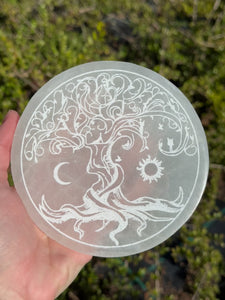 Selenit Ladeplatte - Baum des Lebens - Sonne u. Mond - 12cm, handgehalten, mit kunstvollen Designs von Sonne, Mond und Baum.