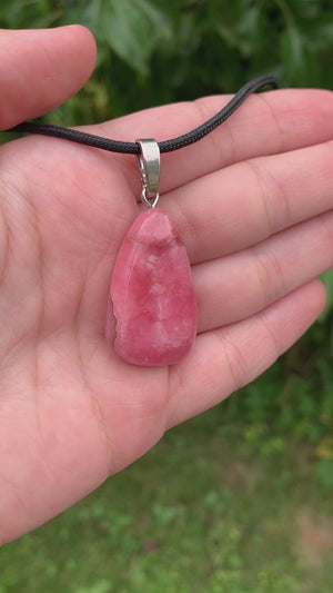 Gebohrter Trommelstein aus Rhodochrosit 