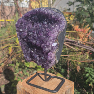 Uruguay Amethyst Drusen sehr intensive, dunkle Farbe! (AA-Qualität) Nr. 8, exhibiting deep purple crystals in natural light.