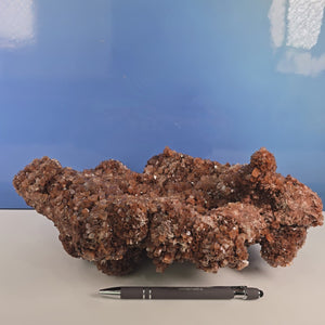 Natürliche Rohe Aragonit Kristall Stufe - 29x17x11 cm - Exklusive Stücke für Sammler und Liebhaber Nr. 56, auf Tisch mit blauem Hintergrund