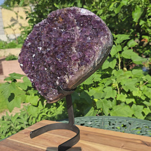 Amethyst Druse Amethyst Geode in Herzform mit Metallsockel 33x28x15cm - NR-16 auf stabiler Halterung im Garten.