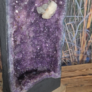 Amethyst Druse mit Calcit 