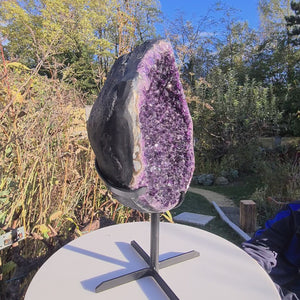 Uruguay Amethyst Drusen sehr intensive, dunkle Farbe! (AA-Qualität) Nr. 20 auf einem Ständer im Freien ausgestellt.