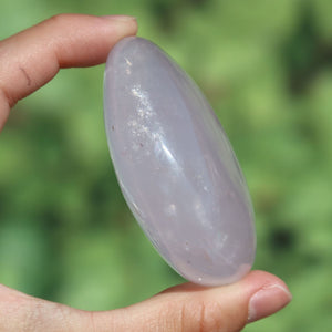 Rosenquarz Handschmeichler - Selbstliebe und Harmonie - Nr. 36 in zarten Rosatönen, angenehm in der Hand.