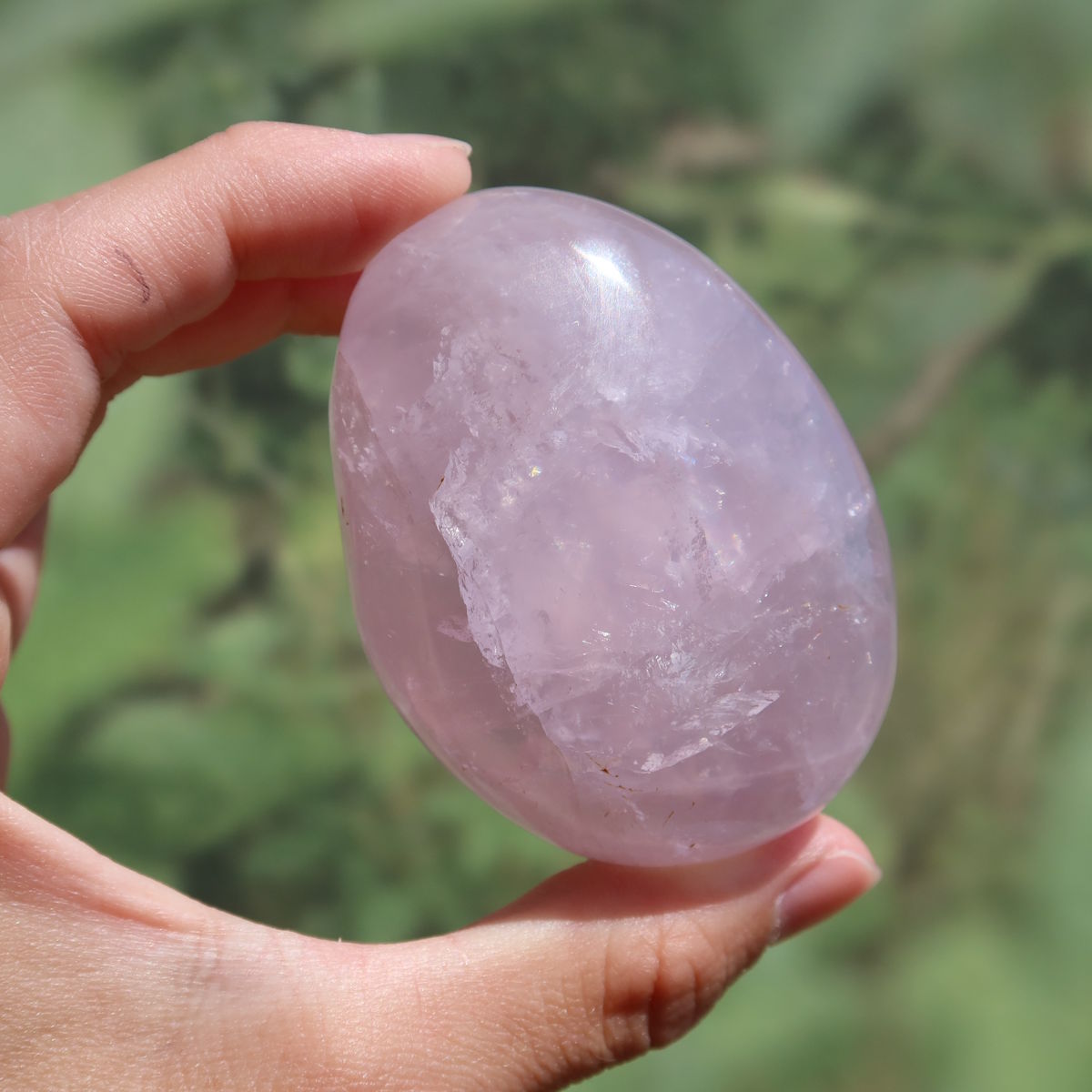 Rosenquarz Handschmeichler - Selbstliebe und Harmonie - Nr. 1 in sanften Rosatönen, perfekt zum Halten in der Hand.
