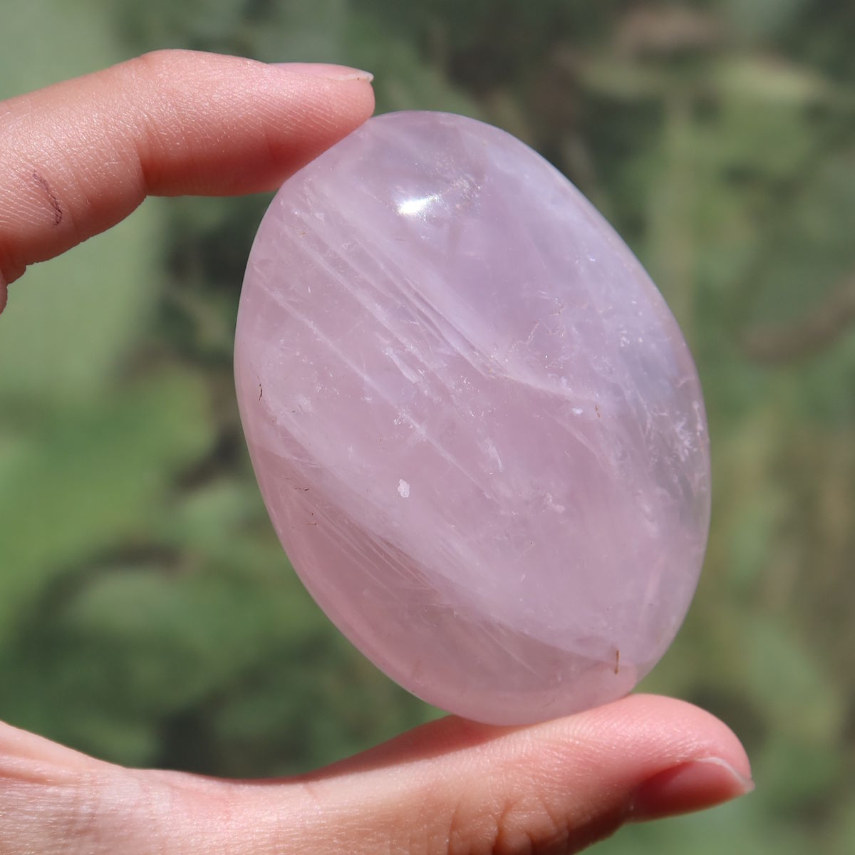 Rosenquarz Handschmeichler - Selbstliebe und Harmonie - Nr. 6 in zarten Rosatönen, perfekt zum Halten.