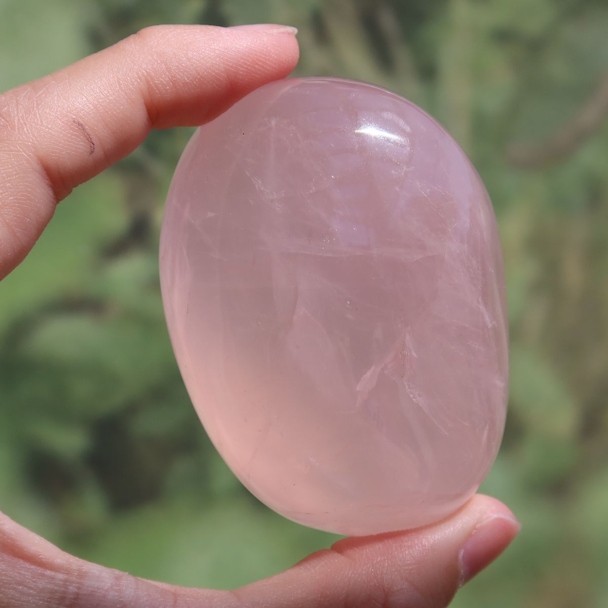 Rosenquarz Handschmeichler - Selbstliebe und Harmonie - Nr. 15 in zartem Rosa, ideal für die Hand.