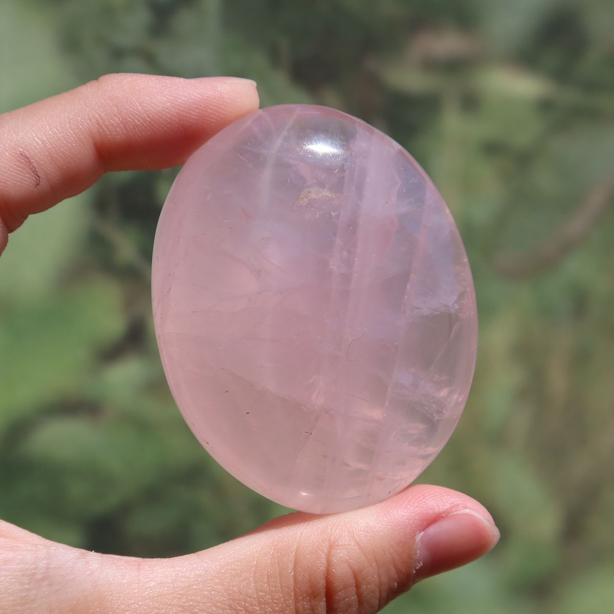 Rosenquarz Handschmeichler - Selbstliebe und Harmonie - Nr. 14 in zartem Rosa, perfekt für die Hand.