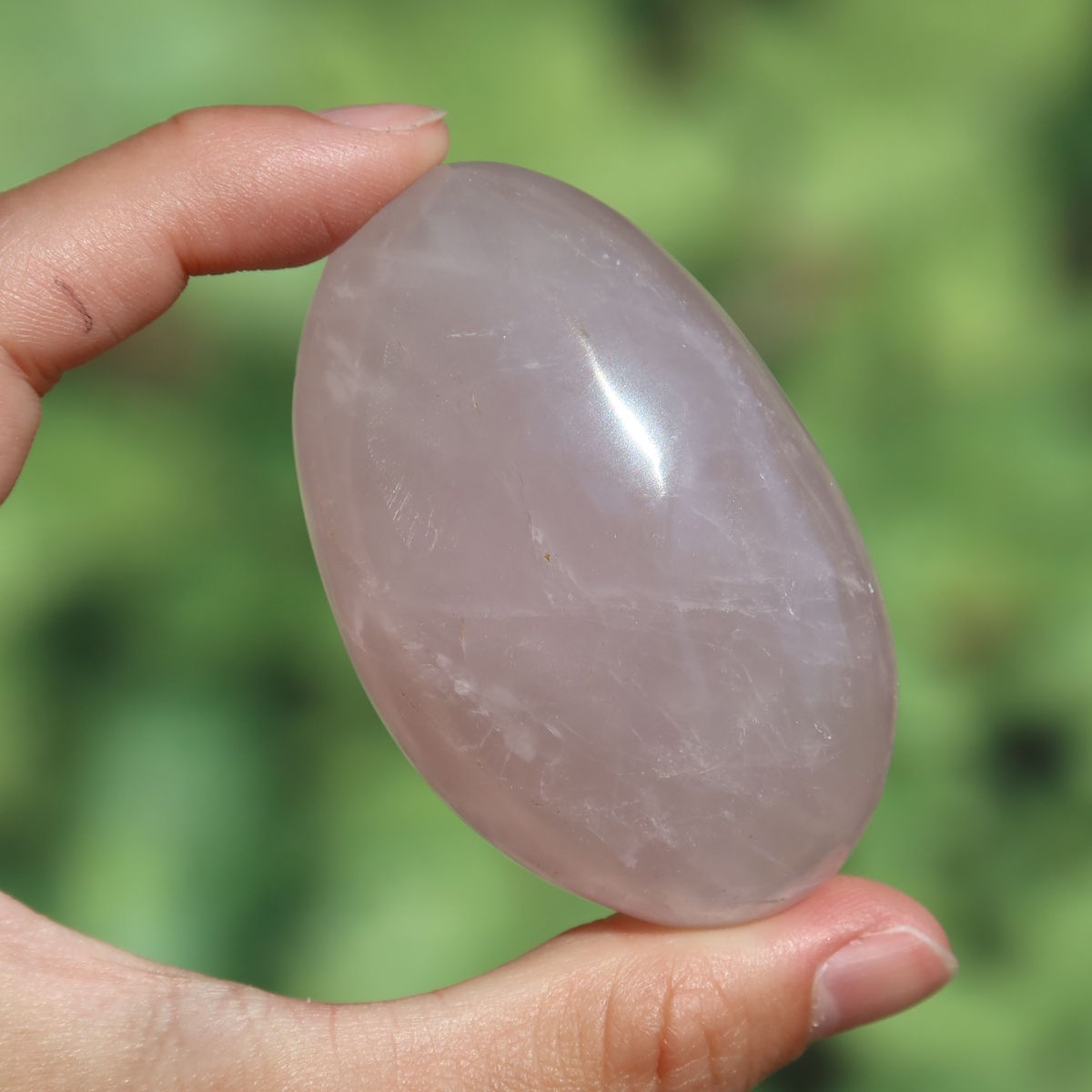 Rosenquarz Handschmeichler - Selbstliebe und Harmonie - Nr. 26, in zartem Rosa, polierte Oberfläche.