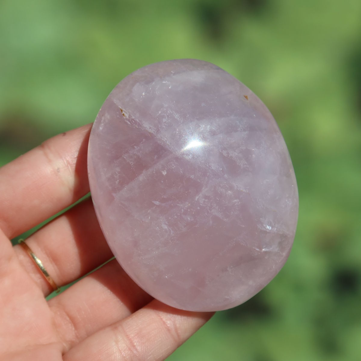 Rosenquarz Handschmeichler - Selbstliebe und Harmonie - Nr. 29 in zarten Rosatönen, perfekt in der Hand.
