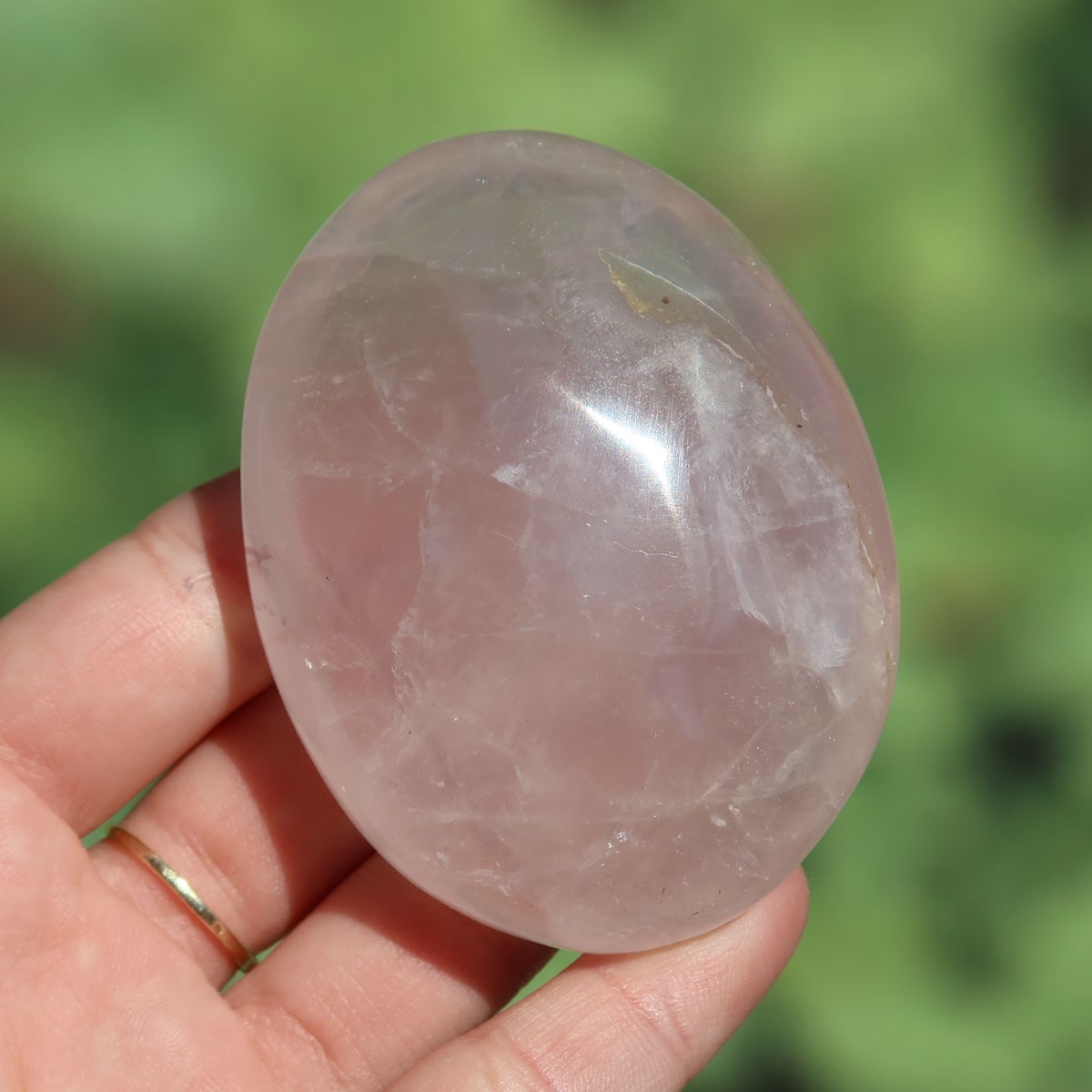 Rosenquarz Handschmeichler - Selbstliebe und Harmonie - Nr. 31 in zartem Rosa, handgehalten mit natürlicher Ausstrahlung.