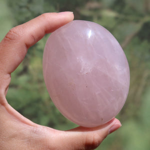 Rosenquarz Handschmeichler - Selbstliebe und Harmonie - Nr. 10 in zarten Rosatönen und natürlicher Ausstrahlung.