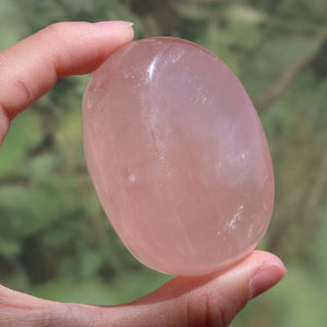 Rosenquarz Handschmeichler - Selbstliebe und Harmonie - Nr. 11 in sanften Rosatönen, perfekt für die Hand.