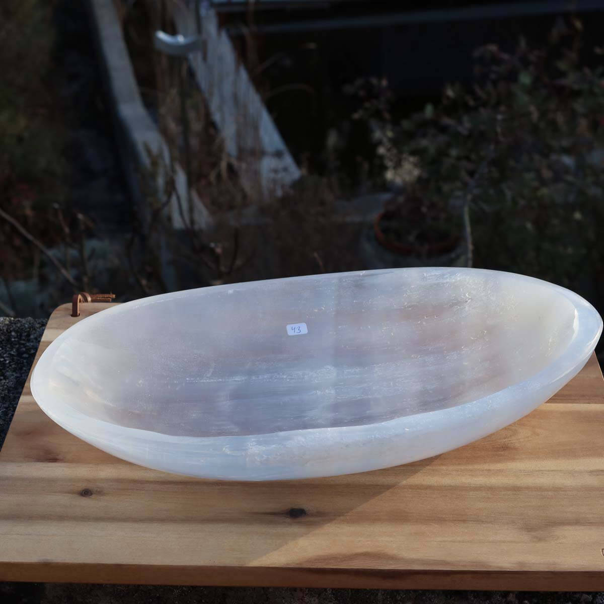 Selenit Schale XL - 35x18cm - Dekorative Ladeschale für Reinigung & Neuladen von Kristallen Nr.43 auf einem Tisch