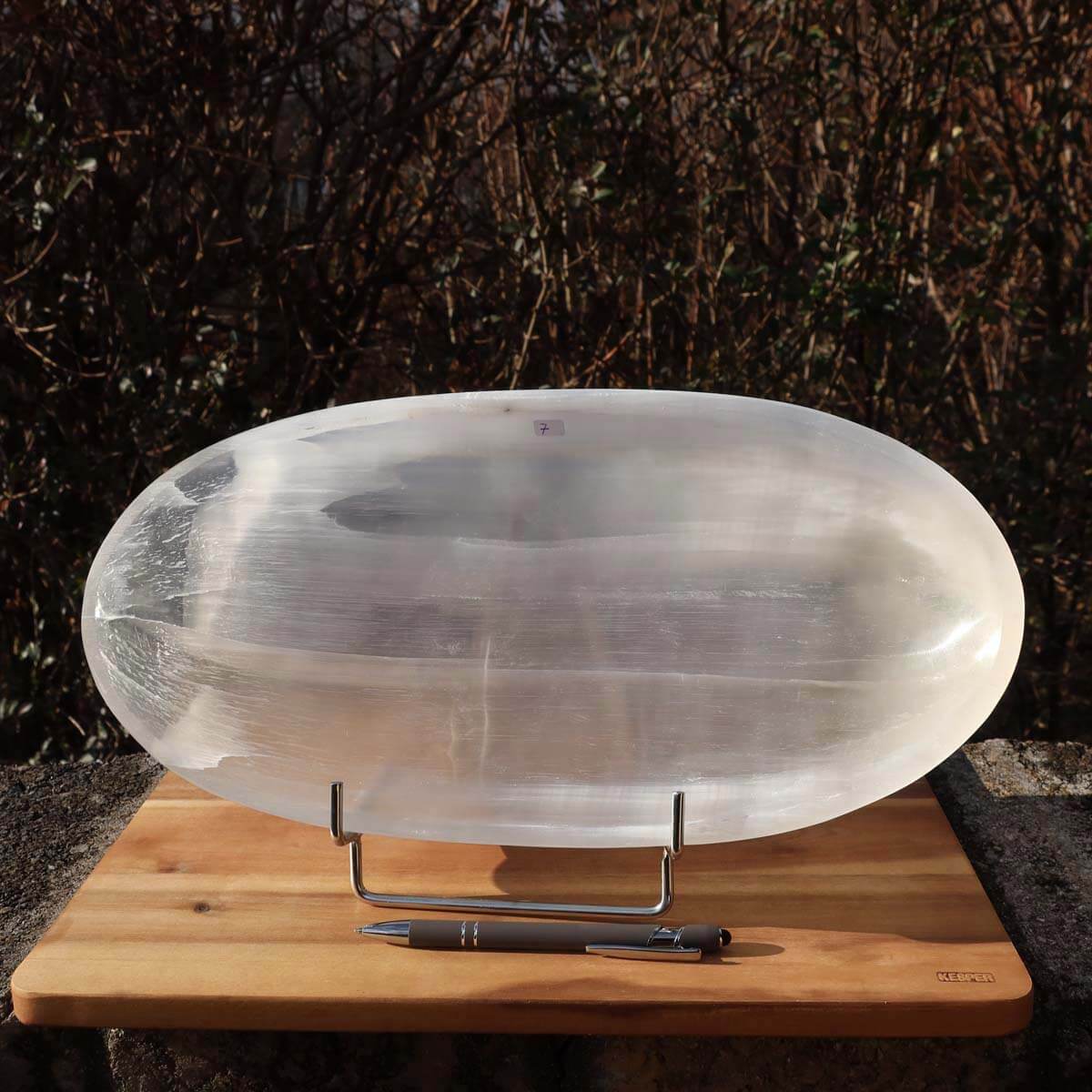 Selenit Schale XL - 39x19cm - Dekorative Ladeschale für Reinigung & Neuladen von Kristallen Nr.7 auf Holzplatte im Freien