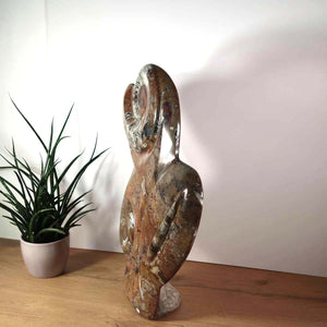Skulptur aus Orthoceras & Ammoniten-Fossilien – 54x38cm 13,5kg - aus der Urzeit Nr.47 auf einem Holztisch.
