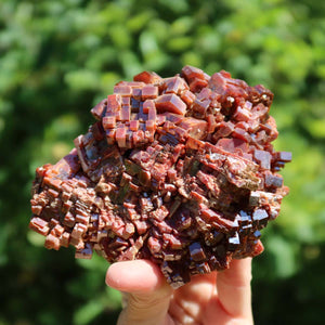 Vanadinit - Natürliche Kristallstufe aus Marokko 10,5x9x6cm - 1kg Nr.14 in Hand gehalten, leuchtendes Kristallmuster.