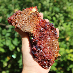 Vanadinit - Natürliche Kristallstufe aus Marokko 12x7,5x6cm - 0,79kg Nr.60 in Hand gehalten.