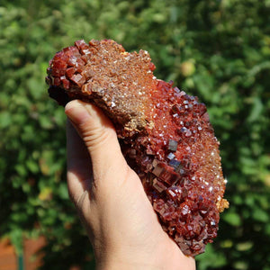Vanadinit - Natürliche Kristallstufe aus Marokko 12x7,5x6cm - 0,79kg Nr.60 in der Hand gehalten.